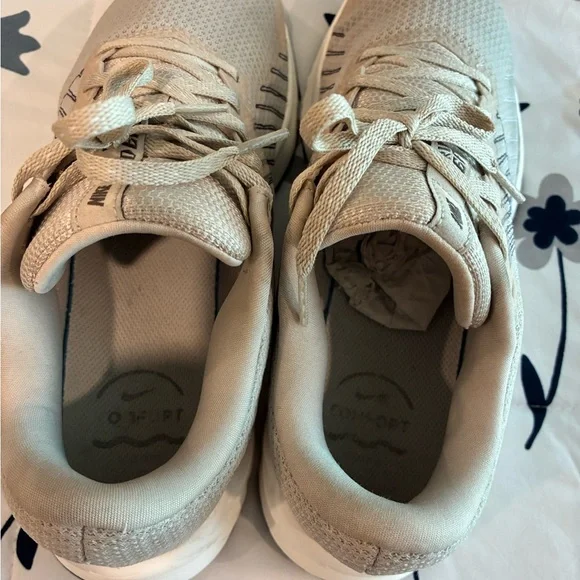 Women's Nike Run Defy running shoes with Nike shirt - Picture 4 of 8